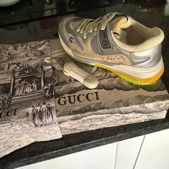 🔥🔥Gucci Sneaks! Full set -limited edition box and So